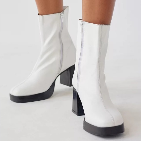 UO Block Heel Leather Ankle Boots - Picture 2 of 4